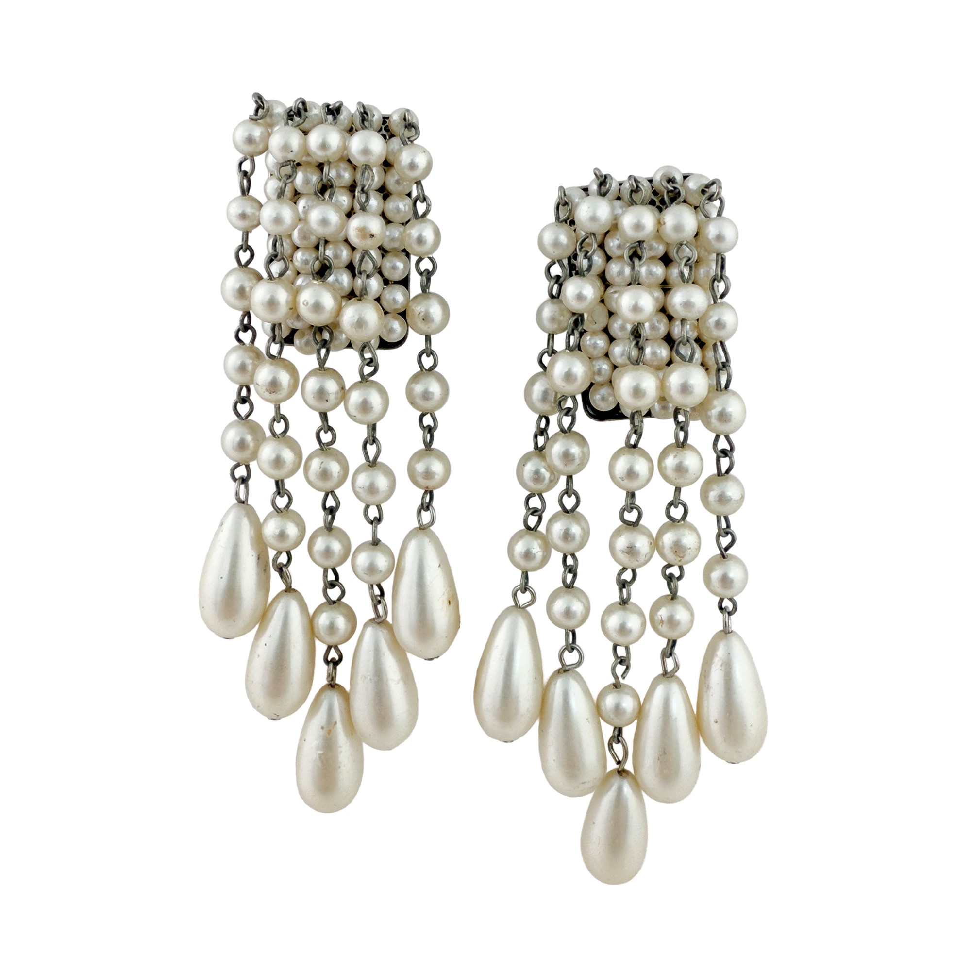 Tre paia di orecchini argentati e finte perle di diversa forma