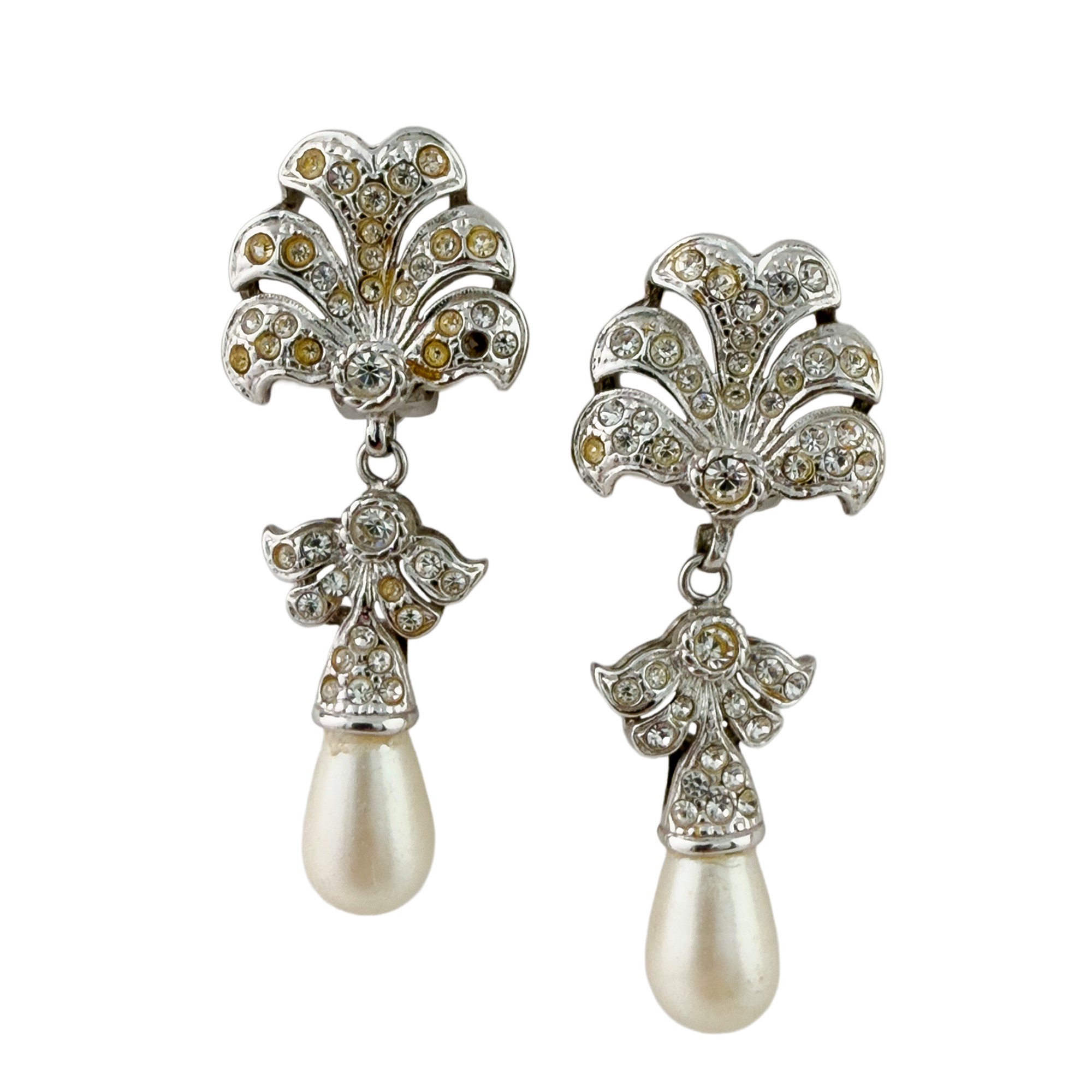 Tre paia di orecchini argentati e finte perle di diversa forma