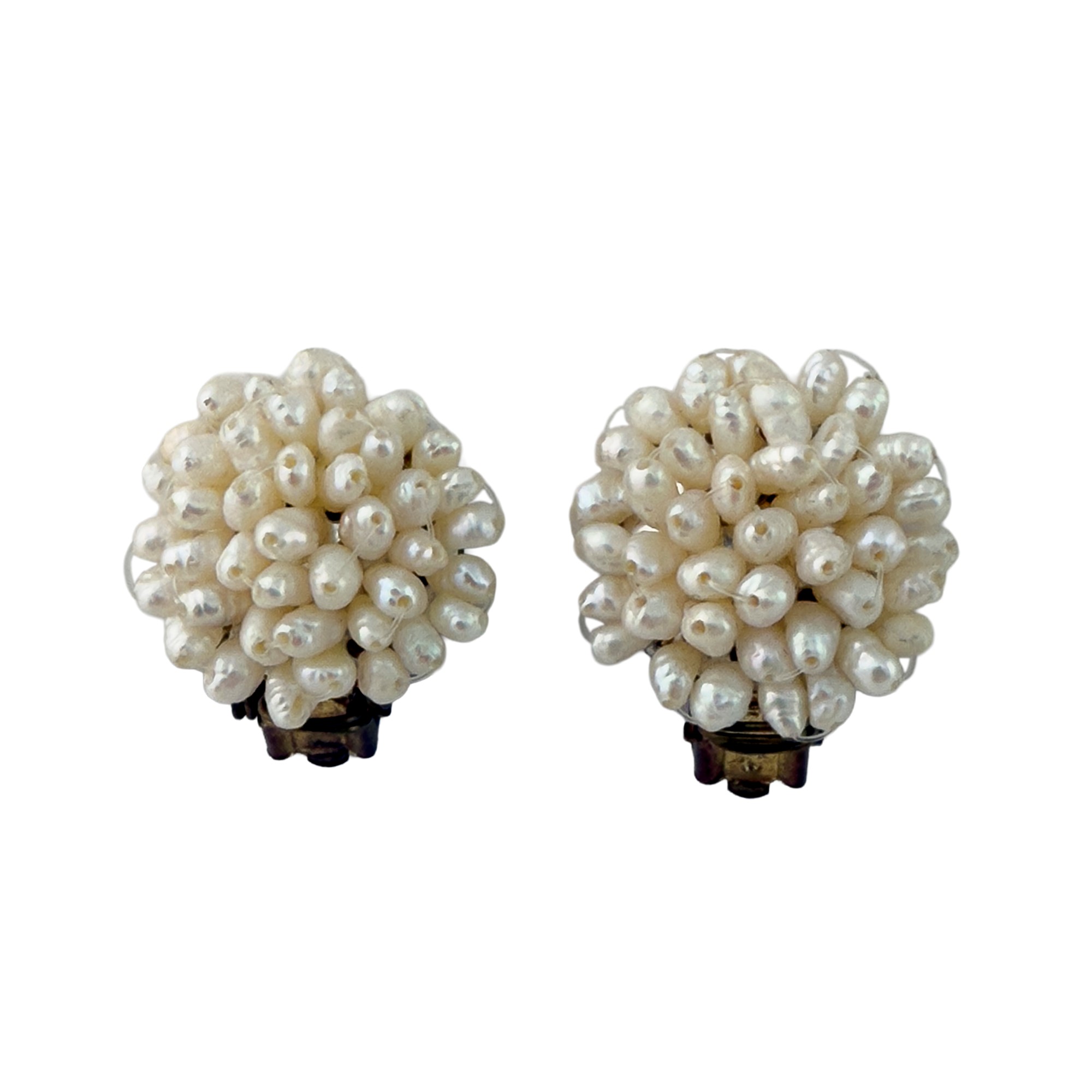 Tre paia di orecchini argentati e finte perle di diversa forma