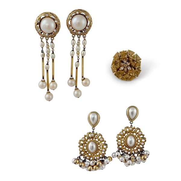 Due paia di orecchini e un anello dorati con perle artificiali