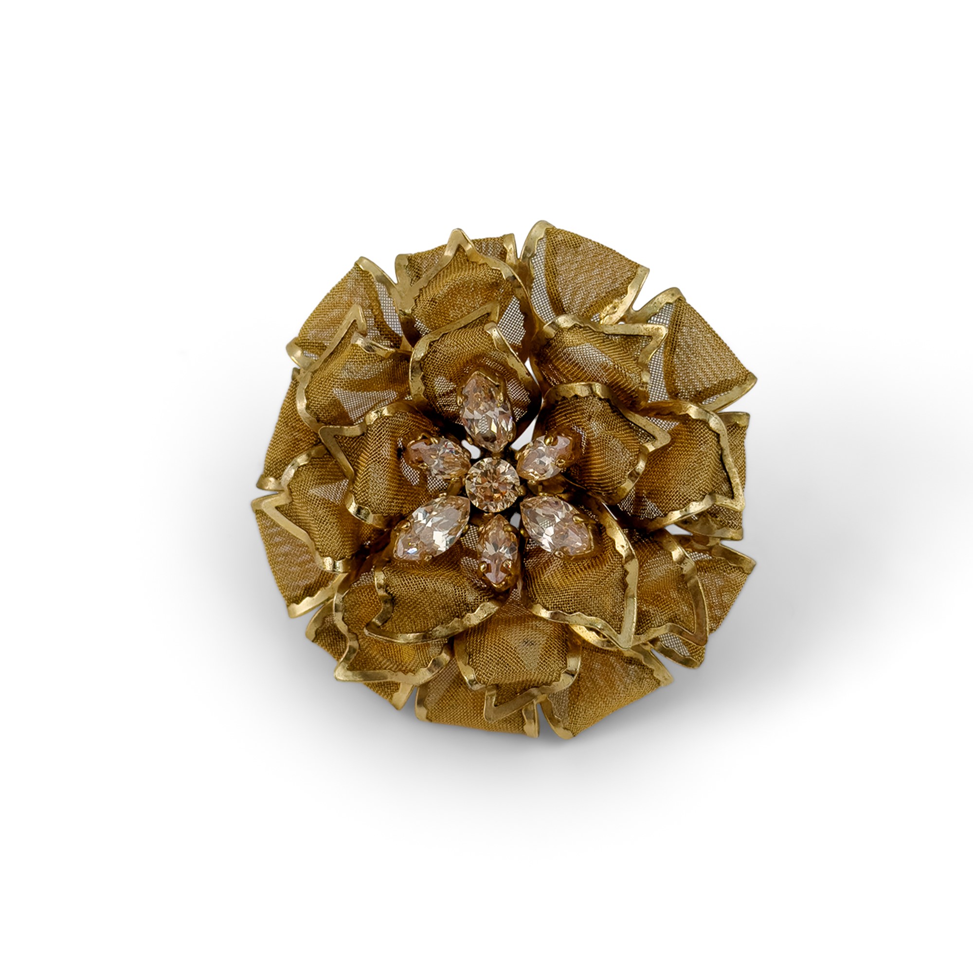 Due paia di orecchini e un anello dorati con perle artificiali