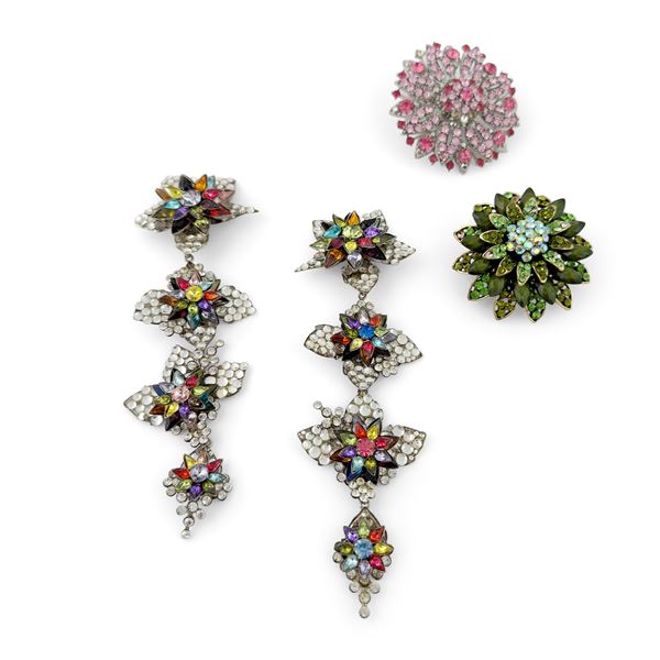 Paio di orecchini e due anelli argentati con strass e vetri colorati