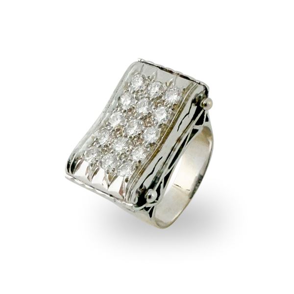 Anello con pavé di brillanti