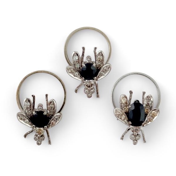 Tre anelli caratterizzati dalla figura di una mosca mobile