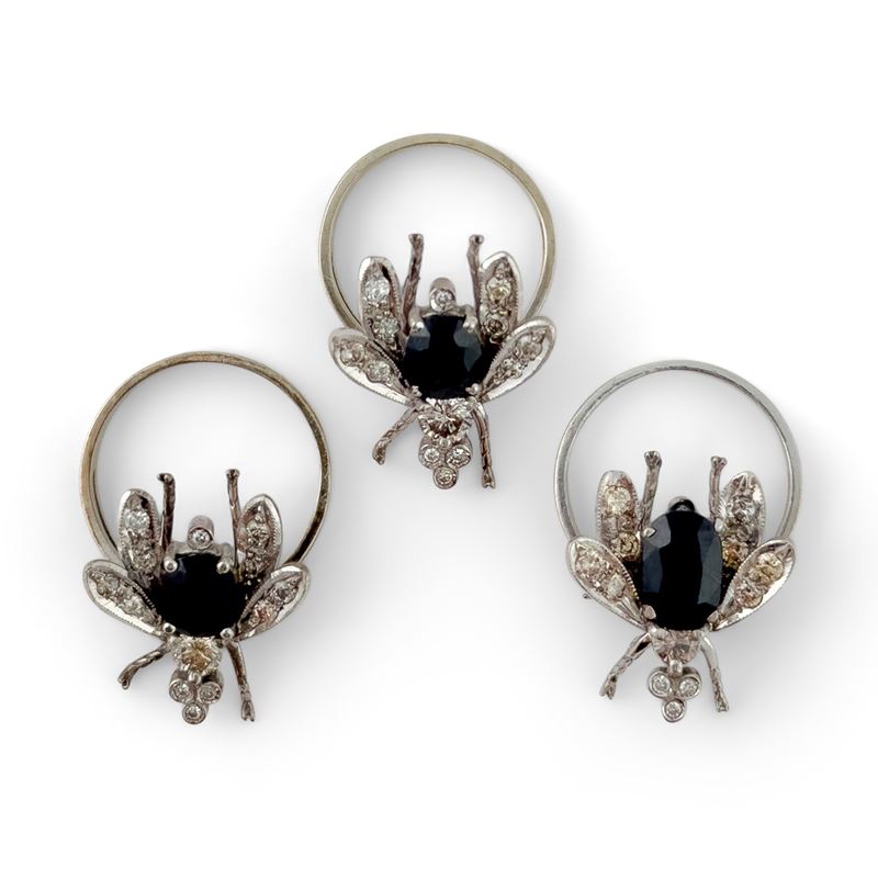 Tre anelli caratterizzati dalla figura di una mosca mobile