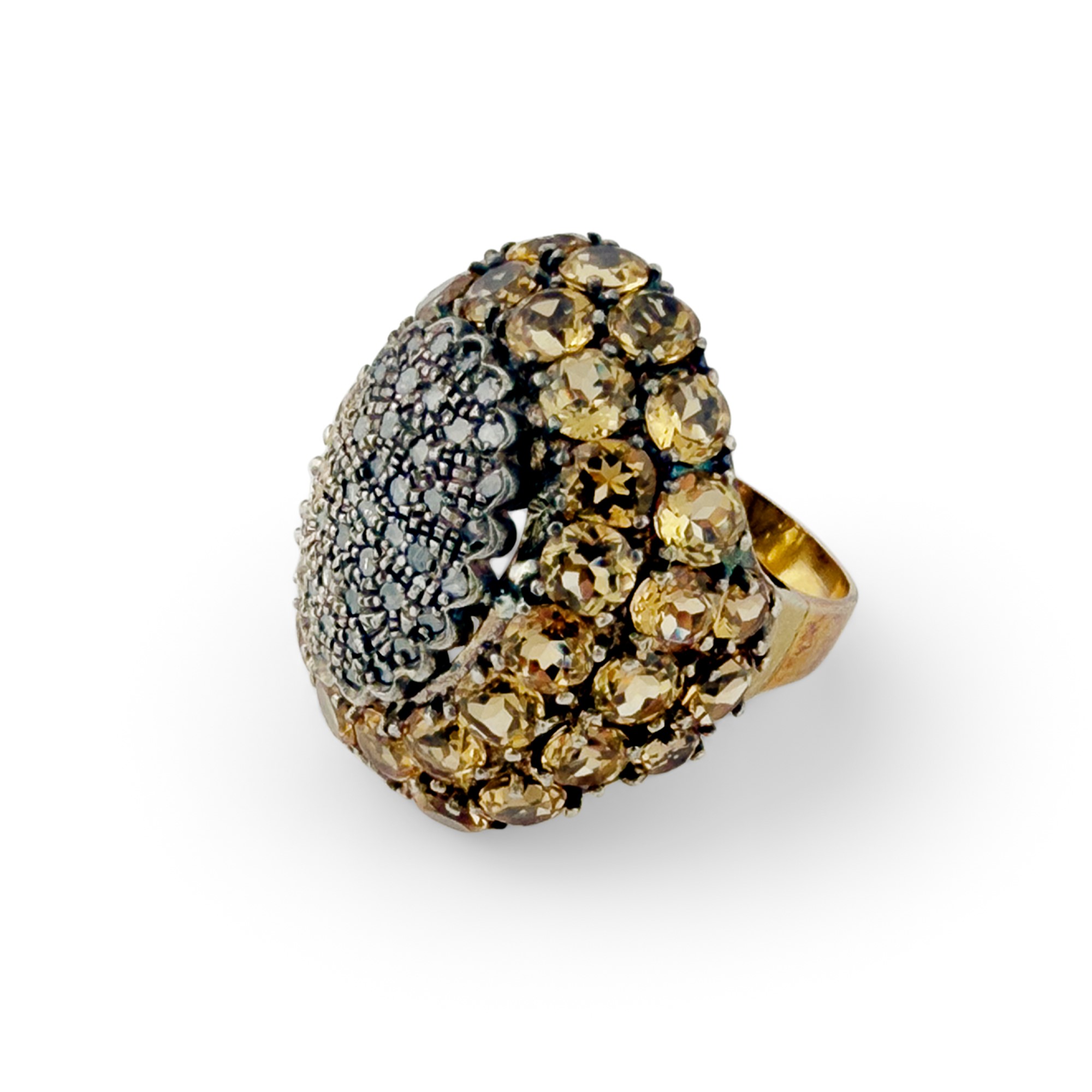 Grande anello con quarzi citrini e vetri