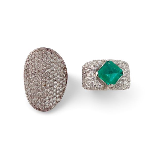 Due anelli in argento di diversa forma