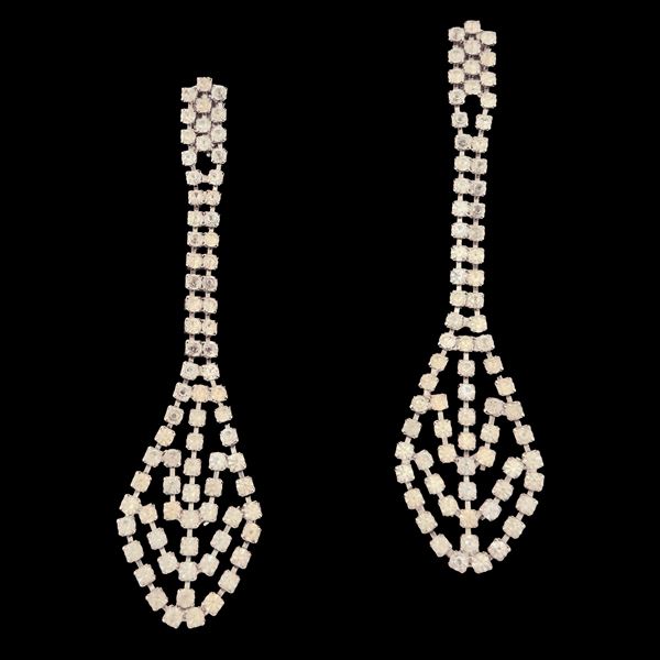 Paio di orecchini argentati con strass
