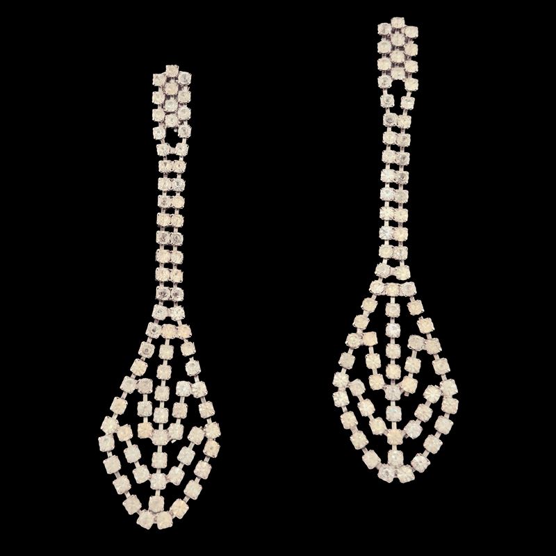 Paio di orecchini argentati con strass