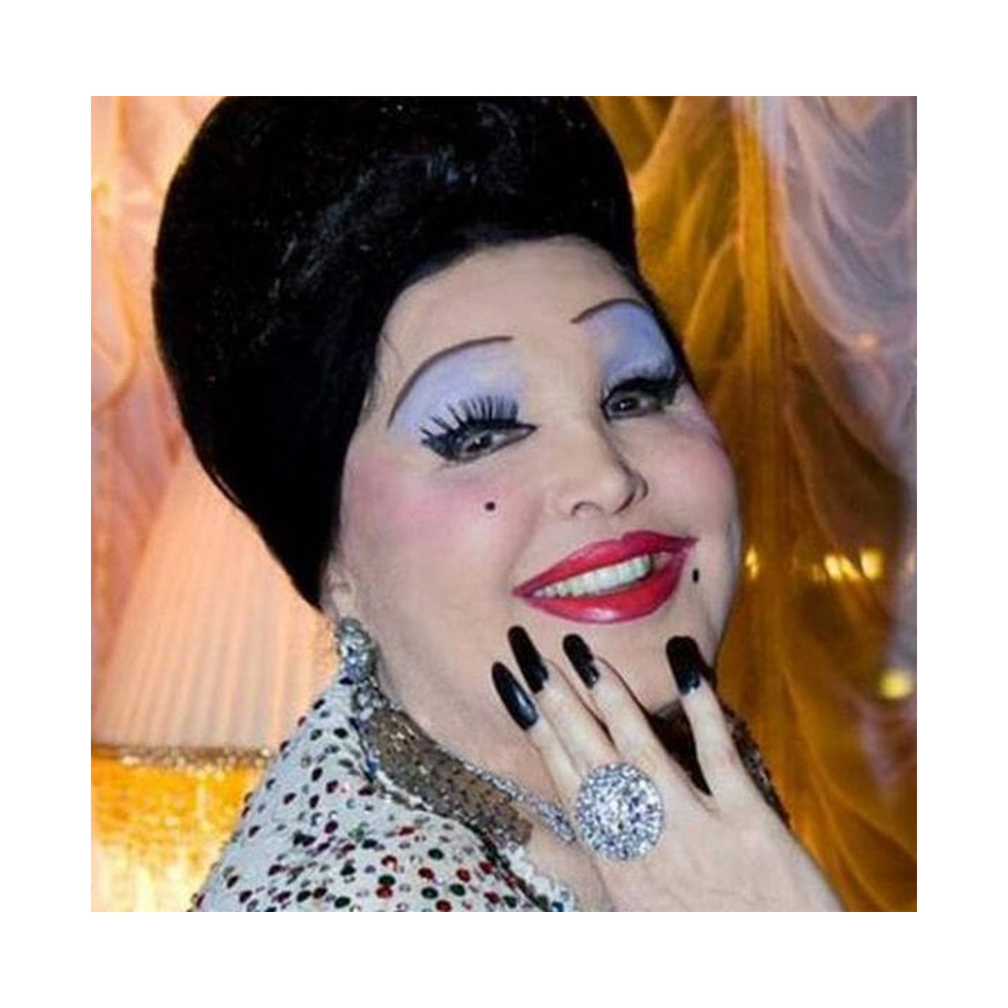 Due anelli argentati con strass e un paio di orecchini