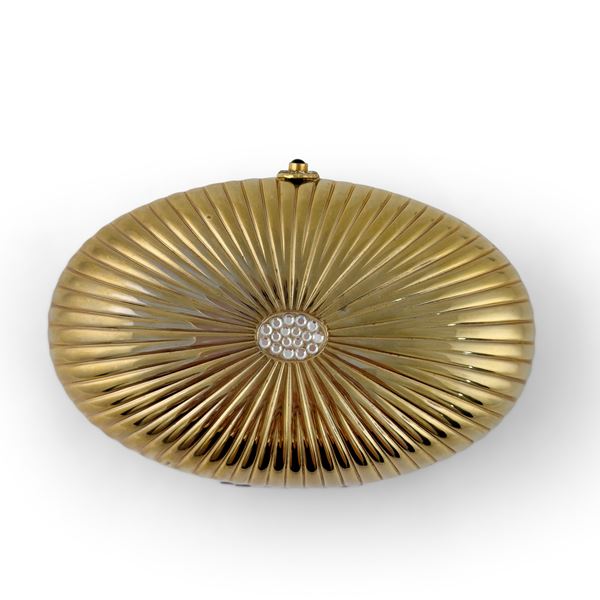 Clutch dorata di forma ovale sbalzata a baccellature