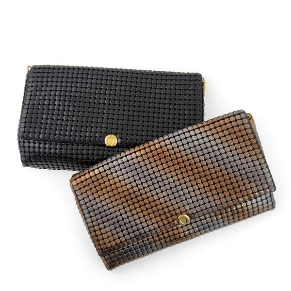 Due clutches rivestite in maglia metallica di diverso colore, Oroton per AM (Atelier München)