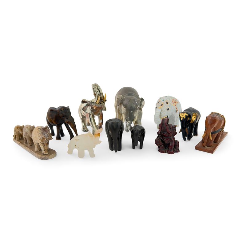 Collezione di undici elefanti in materiali diversi