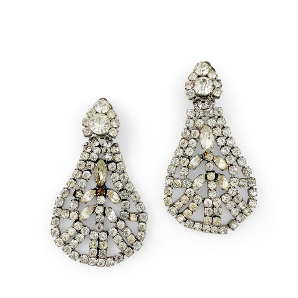 Paio di orecchini argentati con numerosissimi strass