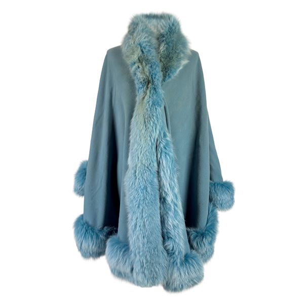 Cappa in tessuto misto cashmere azzurro con collo e bordo in volpe parimenti azzurra