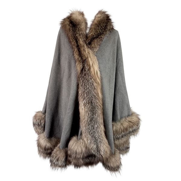 Cappa in tessuto misto cashmere grigio con collo e bordo in volpe parimenti grigia