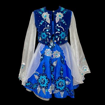 Abito di scena, tessuto azzurro e bianco con decorazioni in strass e paillettes