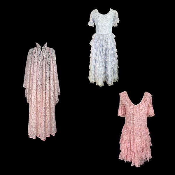 Due abiti e una vestaglia in pizzo rosa e celeste a fiori