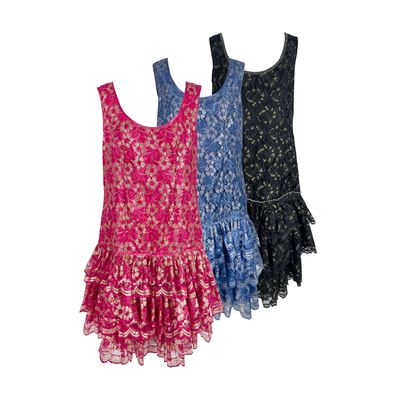 Tre abiti in pizzo floreale, fondo azzurro, nero e rosso fragola