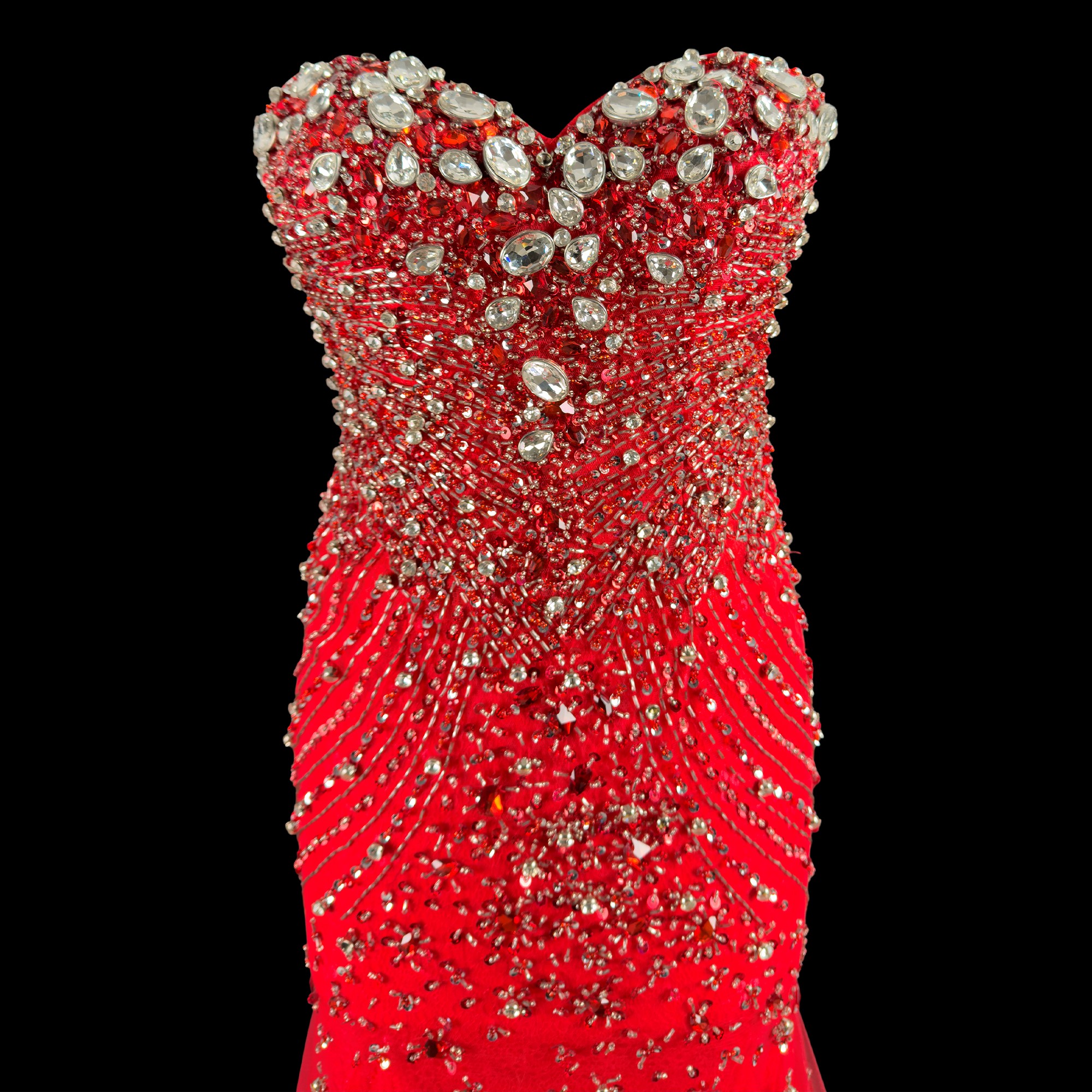 Jovani, Abito lungo in tulle rosso con applicazioni di paillettes e strass
