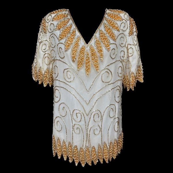 Blusa in seta indiana a fondo bianco arricchita da paillettes e cannette argentate