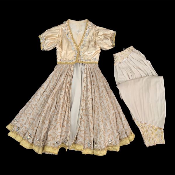 Completo di scena composto da una redingote e un pantalone turchesco