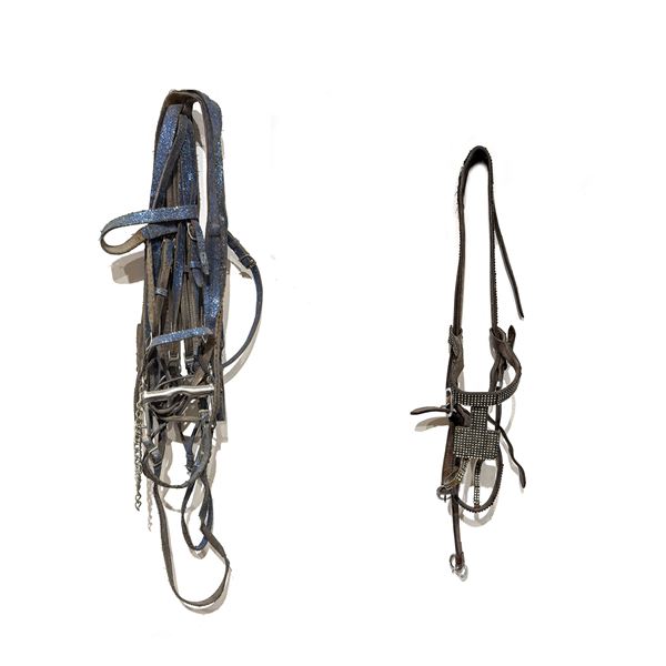 Due cavezze da cavallo in cuoio