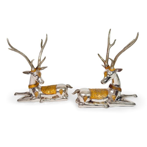 Coppia di cervi accosciati in bronzo argentato e dorato, Arte orientale