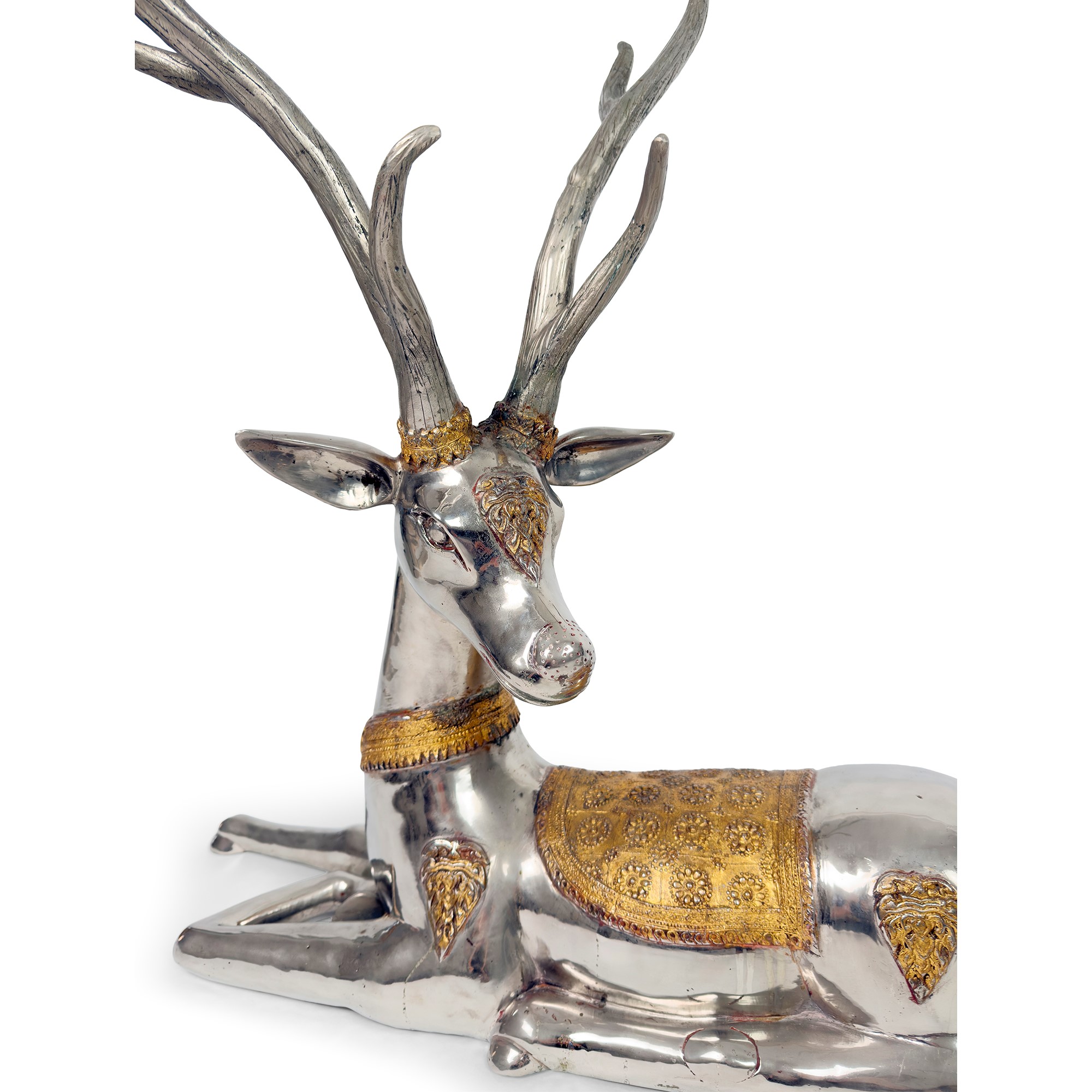 Coppia di cervi accosciati in bronzo argentato e dorato, Arte orientale