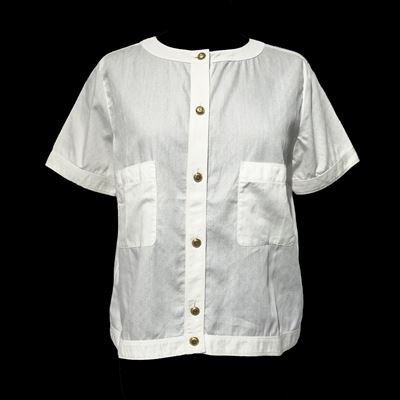 Blusa in cotone bianco operato, abbottonatura frontale con bottoni logati in metallo dorato (tagl...
