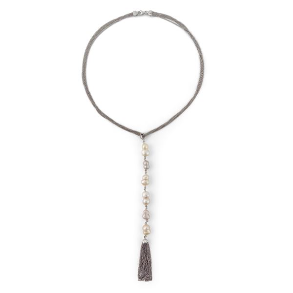 Collana con lungo pendente formato da perle di fiume