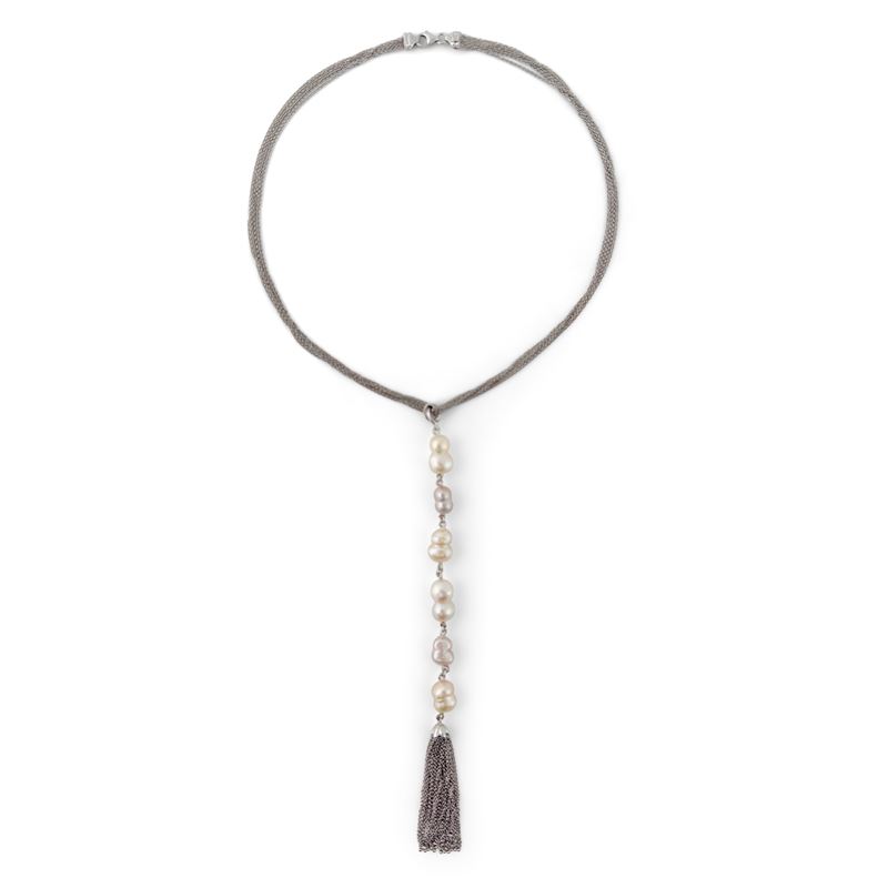 Collana con lungo pendente formato da perle di fiume