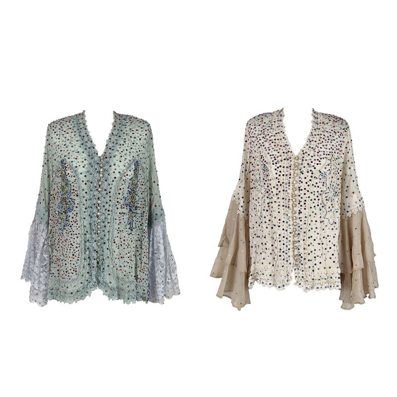 Due bluse in tessuto a fondo avorio e celeste