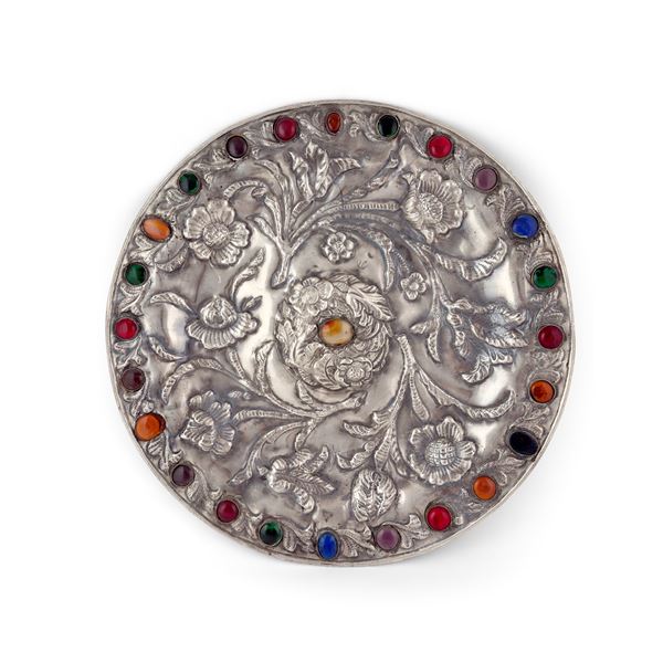 Grande piatto circolare in argento, Arte orientale