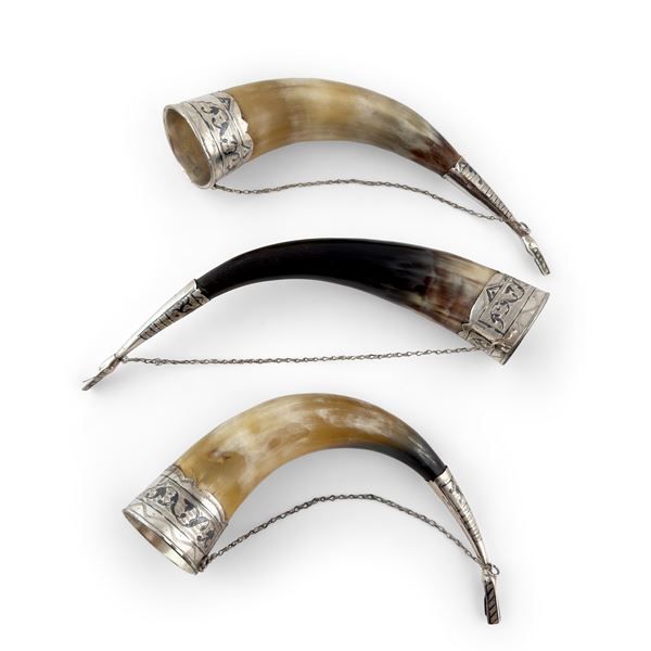Tre corni montati in argento 875/1.000 parzialmente niellato e inciso, Manifattura russa