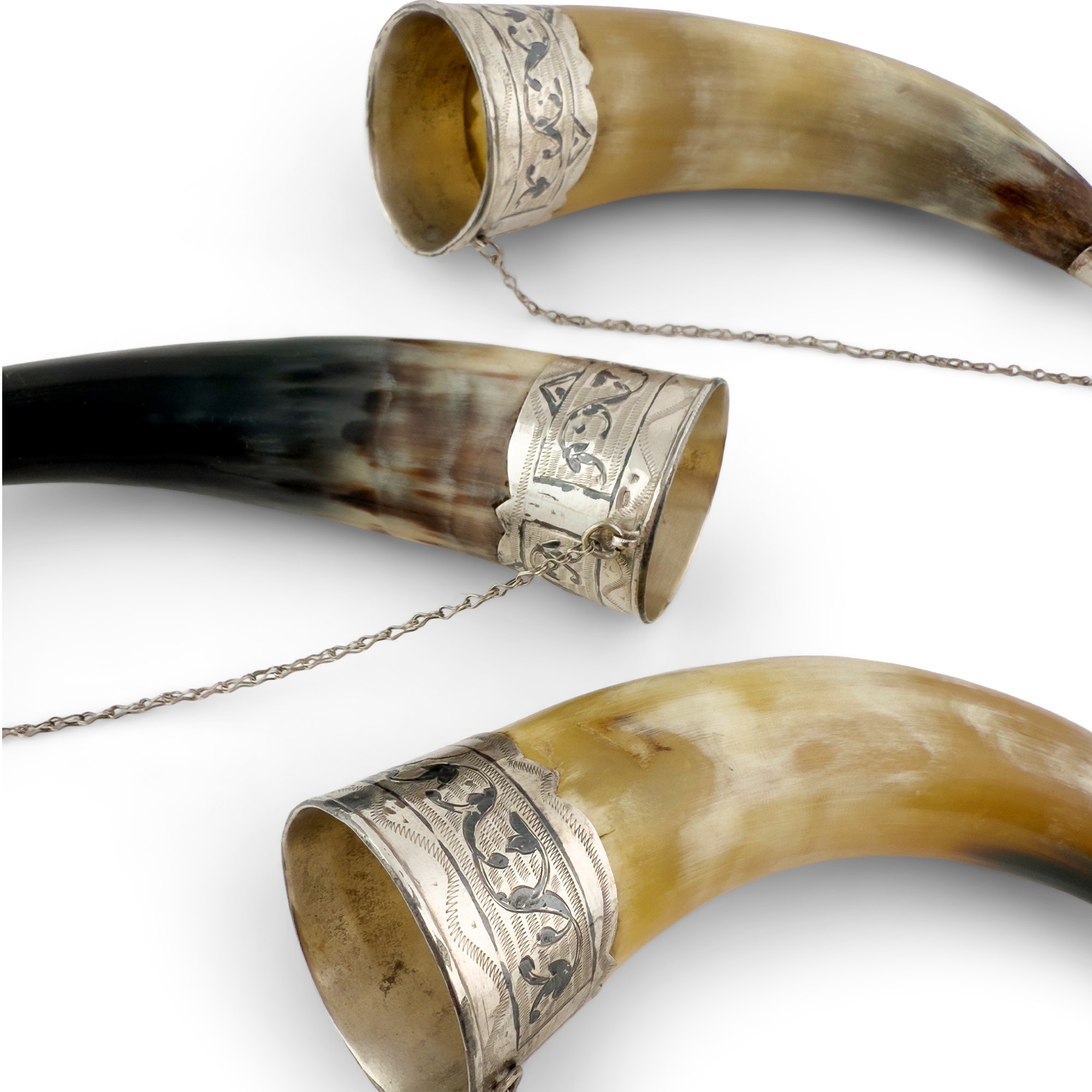 Tre corni montati in argento 875/1.000 parzialmente niellato e inciso, Manifattura russa