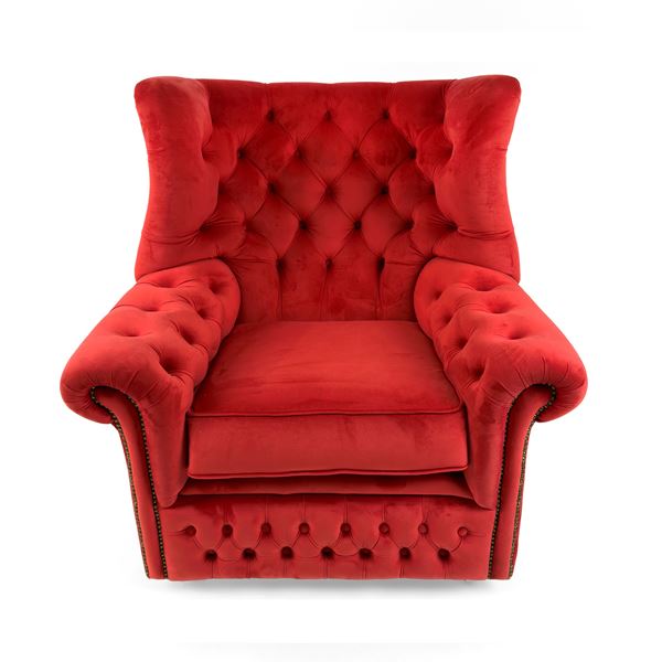 Poltrona rivestita di velluto rosso capitonné