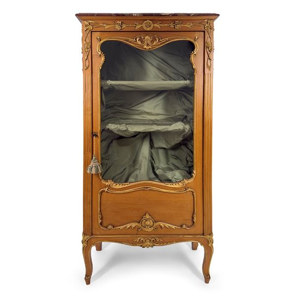 Vetrina in legno parzialmente dorato