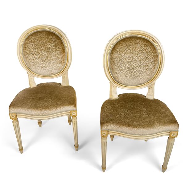 Coppia di sedie in legno laccato bianco a finto craquelé