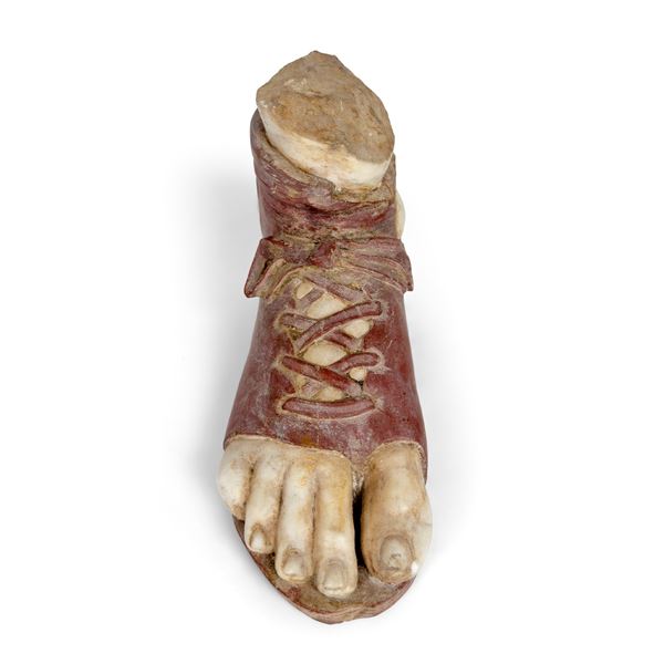 Piede calzato in marmo bianco e rosso antico