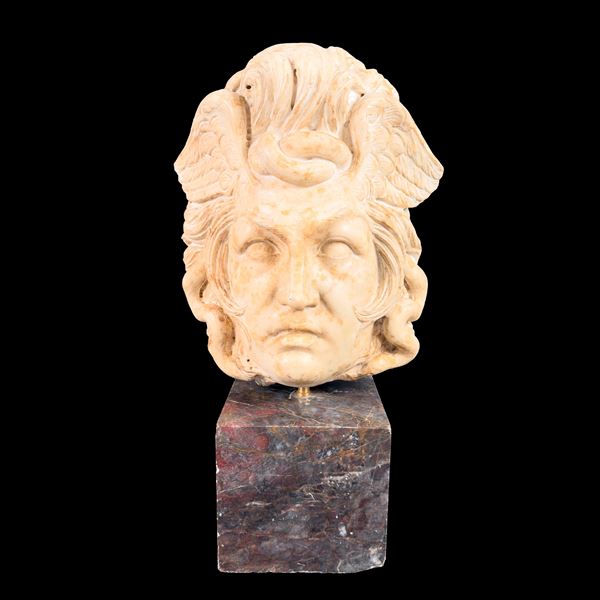 Testa di Medusa alata in marmo bianco