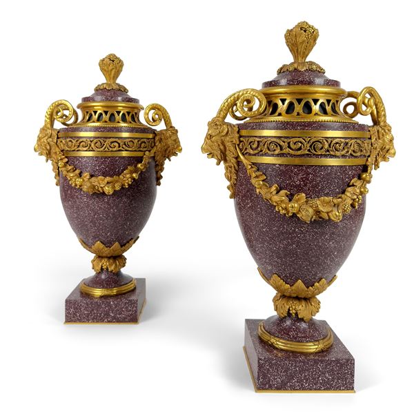 Coppia di importanti vasi in porfido imperiale