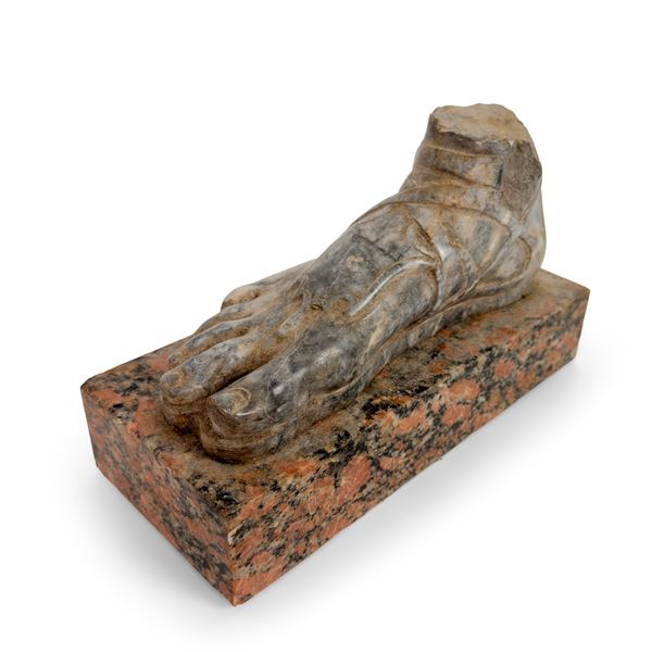 Piede calzato in marmo bardiglio