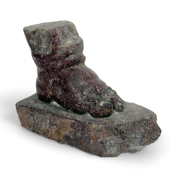 Piede di putto in porfido imperiale