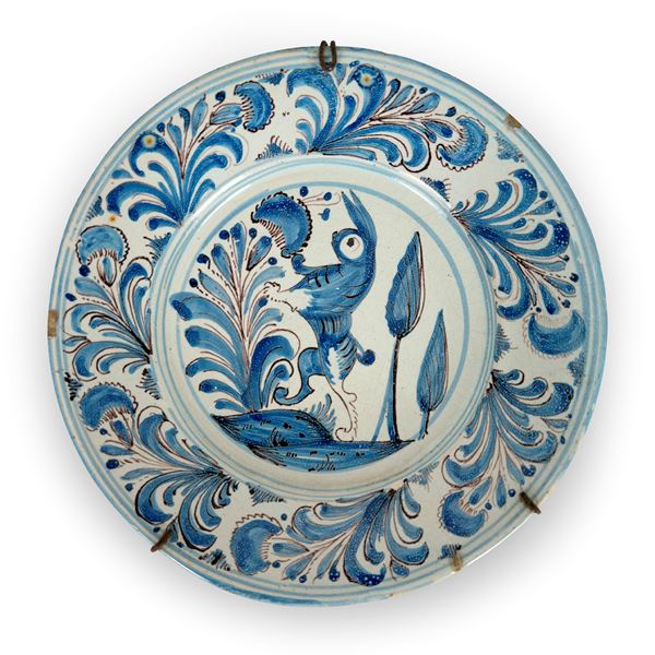 Piatto in maiolica, Laterza, fine del XVIII secolo  - Asta L'eternità è il mare mischiato con il sole - Bolli & Romiti - Casa d'Aste in Roma