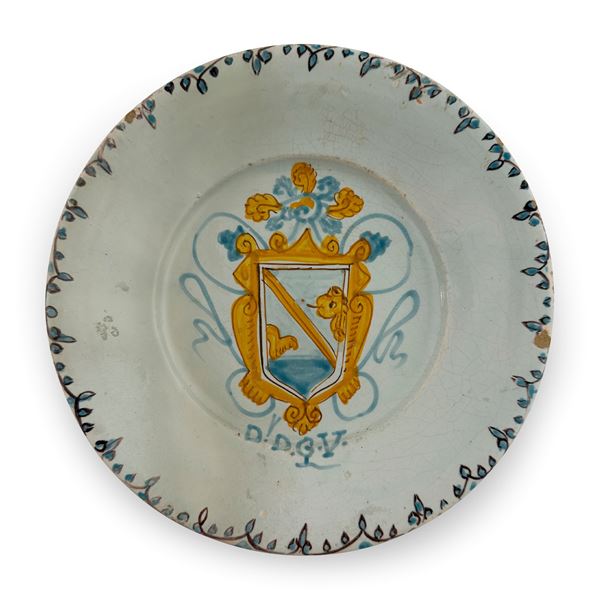 Piatto in maiolica, Puglia, XVIII secolo  - Asta L'eternità è il mare mischiato con il sole - Bolli & Romiti - Casa d'Aste in Roma