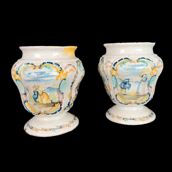 Coppia di vasi in maiolica, Napoli, XVIII secolo