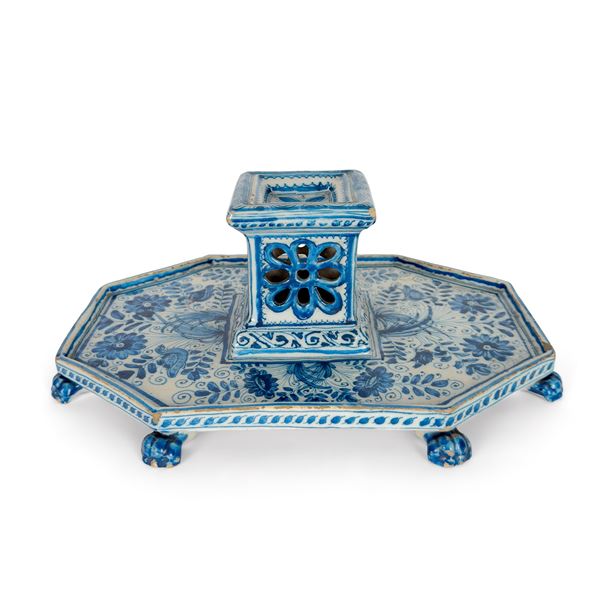 Saliera in maiolica blu, Savona, XVII secolo  - Asta L'eternità è il mare mischiato con il sole - Bolli & Romiti - Casa d'Aste in Roma