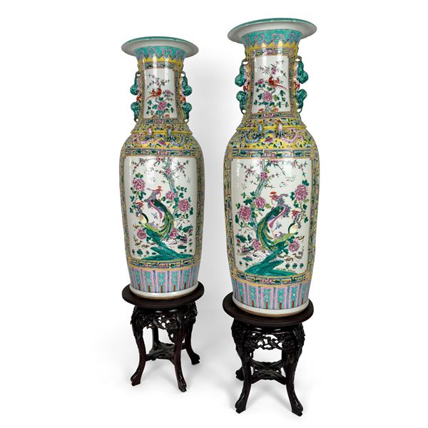 Coppia di grandi vasi in porcellana a fondo giallo, Cina, XIX secolo