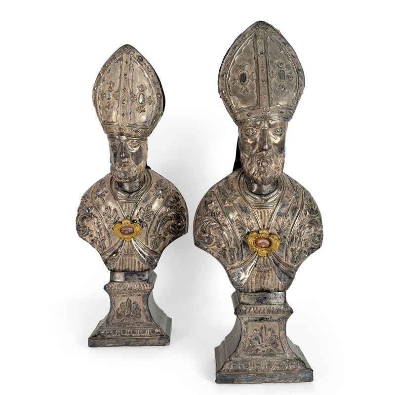 Coppia di reliquari in legno rivestito in rame argentato e sbalzato, XVIII secolo